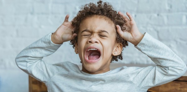 niño llorando mientras se tira del pelo