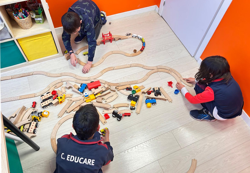 niños jugando con trenes en un taller de TDAH