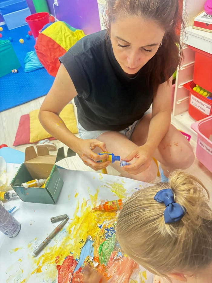 Niña pintando con las manos