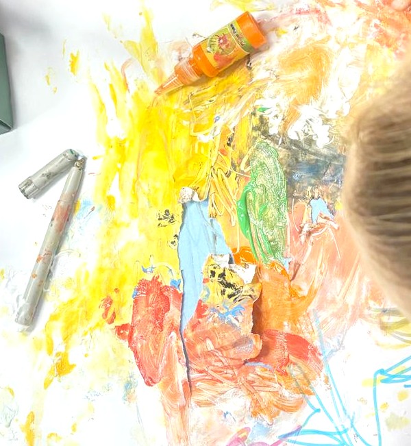Niña con las manos llenas de pintura