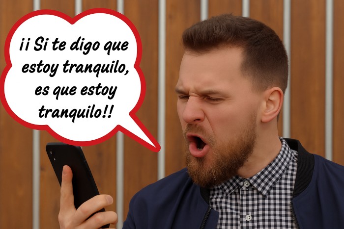 hombre gritando por el teléfono mientras intenta convencer a su interlocutor de que está tranquilo