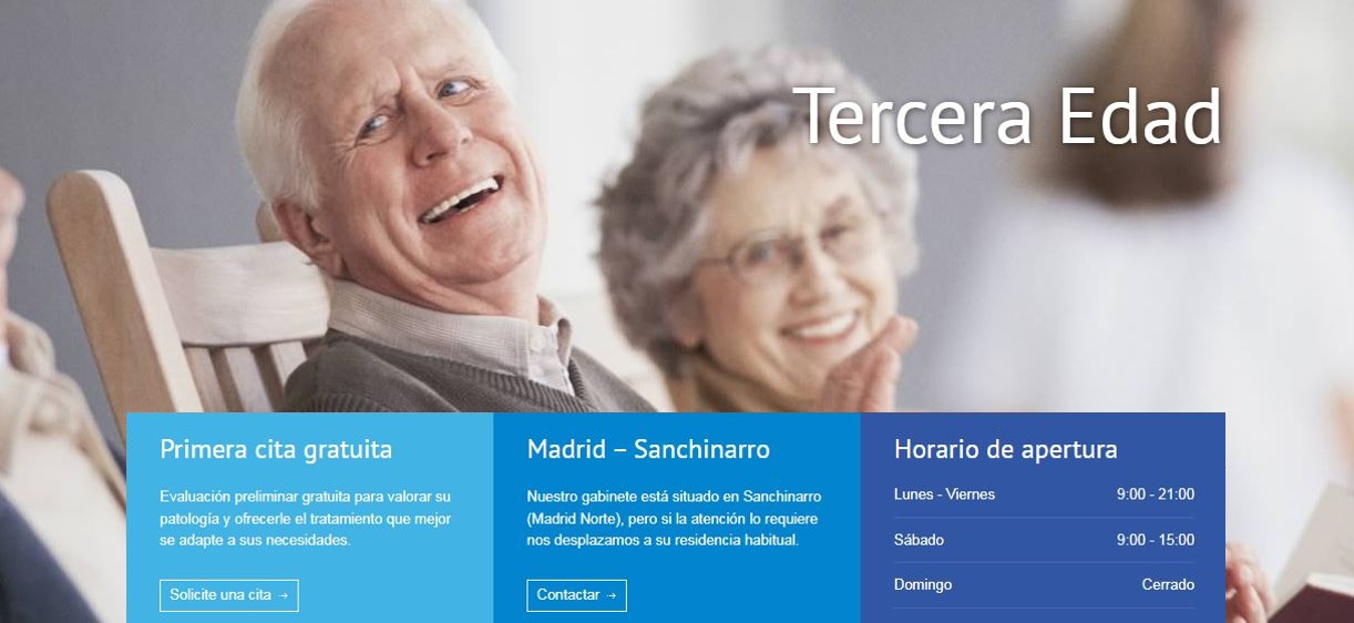 Personas mayores sonrientes en un centro de cuidados, en un post sobre recuperación tras una laringectomía